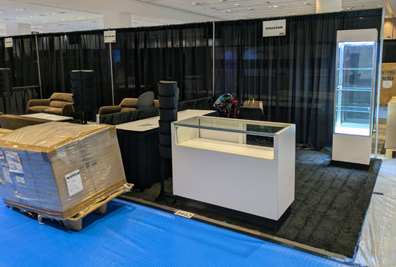 Ein Messestand im Aufbau