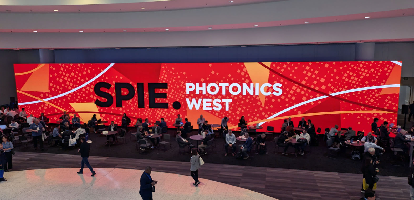 Das Foyer einer Messe, der Photonics West in San Francisco.