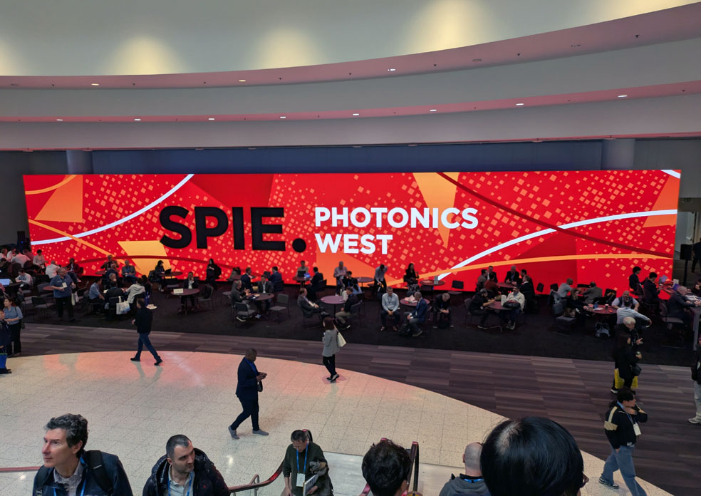 Eine LED-Wand im Foyer des Moscone Center San Francsico zeigt den Schriftzug "Photonics West".